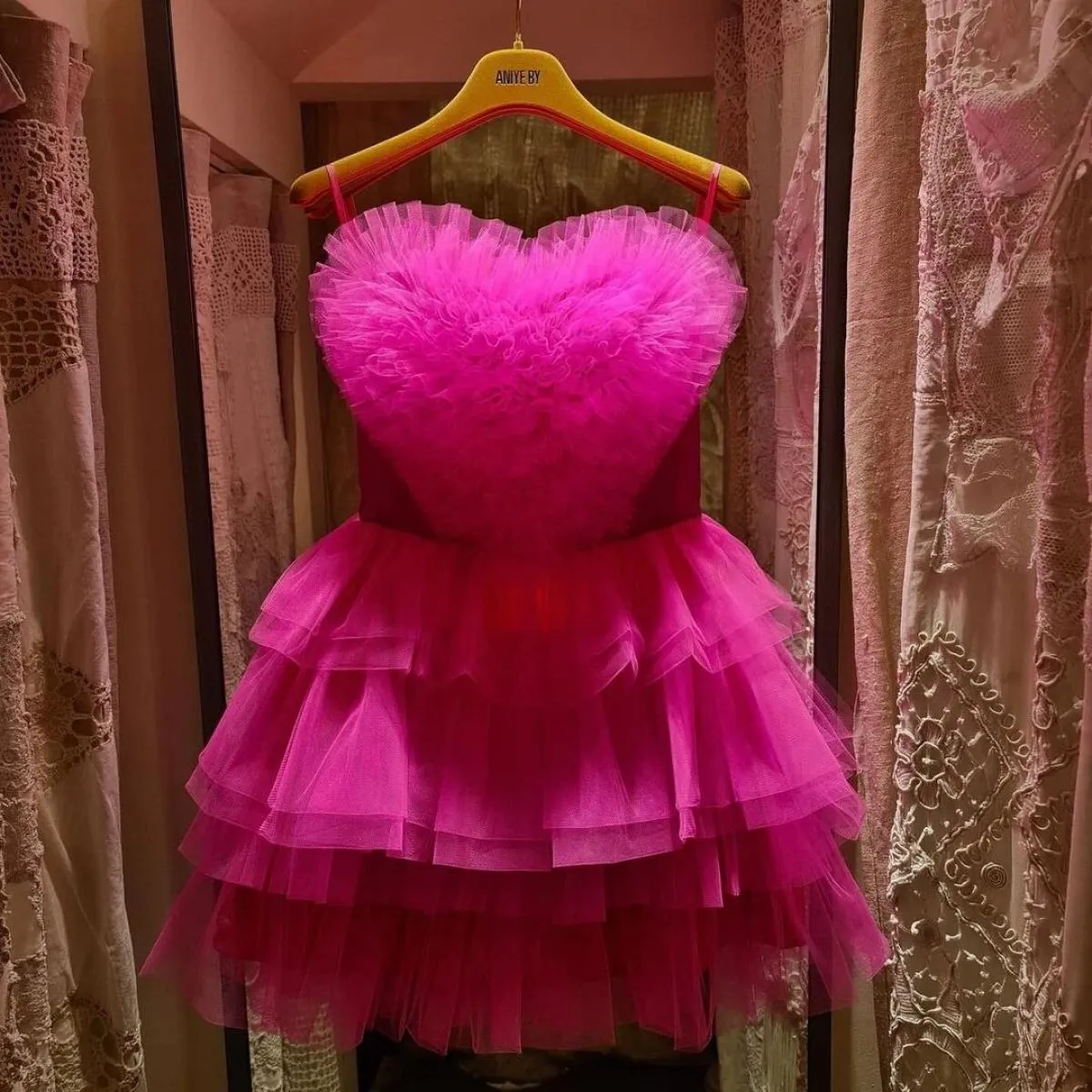 Abiti da festa rosa acceso con scollo a cuore Abiti da ballo corti in tulle gonfi arruffati Abiti formali per ragazze Abiti da r