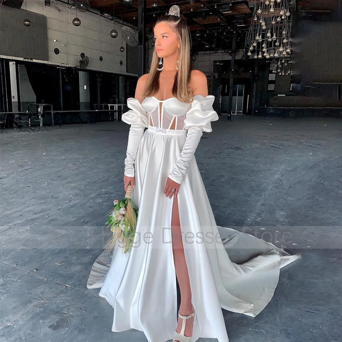 Abiti da sposa in raso bianco con scollo a cuore ritagliato A Line Abiti da sposa da donna maniche lunghe con perline e spacco a