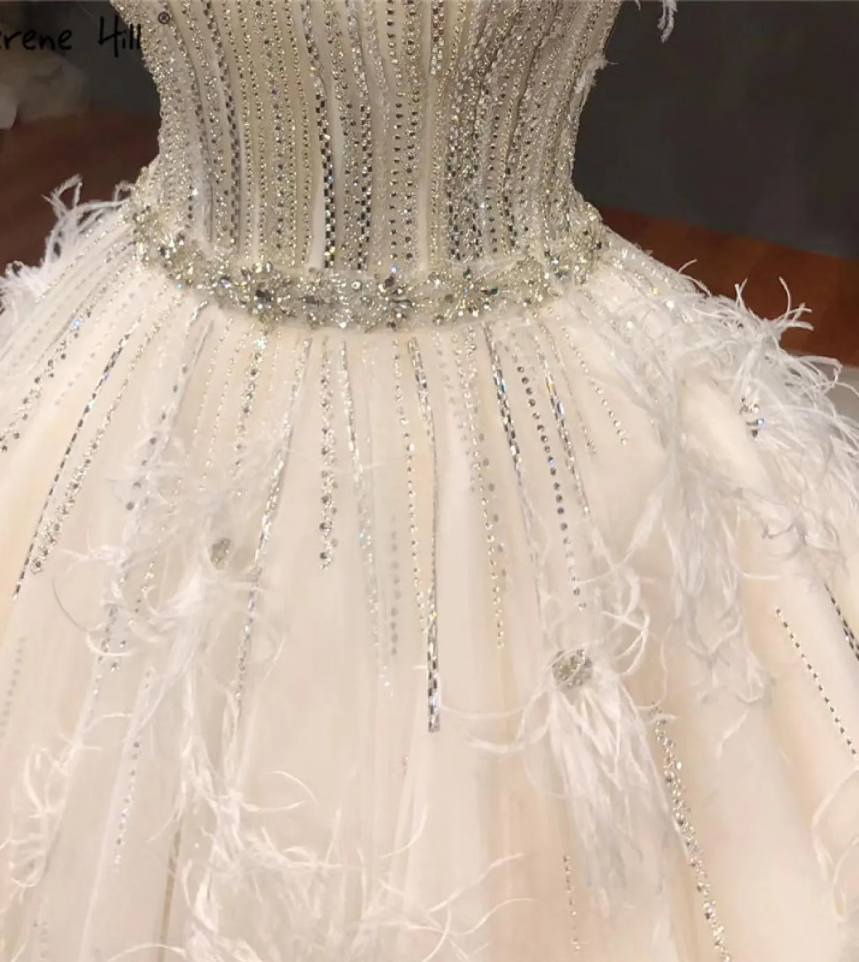 Abiti da sposa senza maniche in cristallo con piume bianche senza maniche Abiti da sposa di fascia alta di lusso senza maniche H