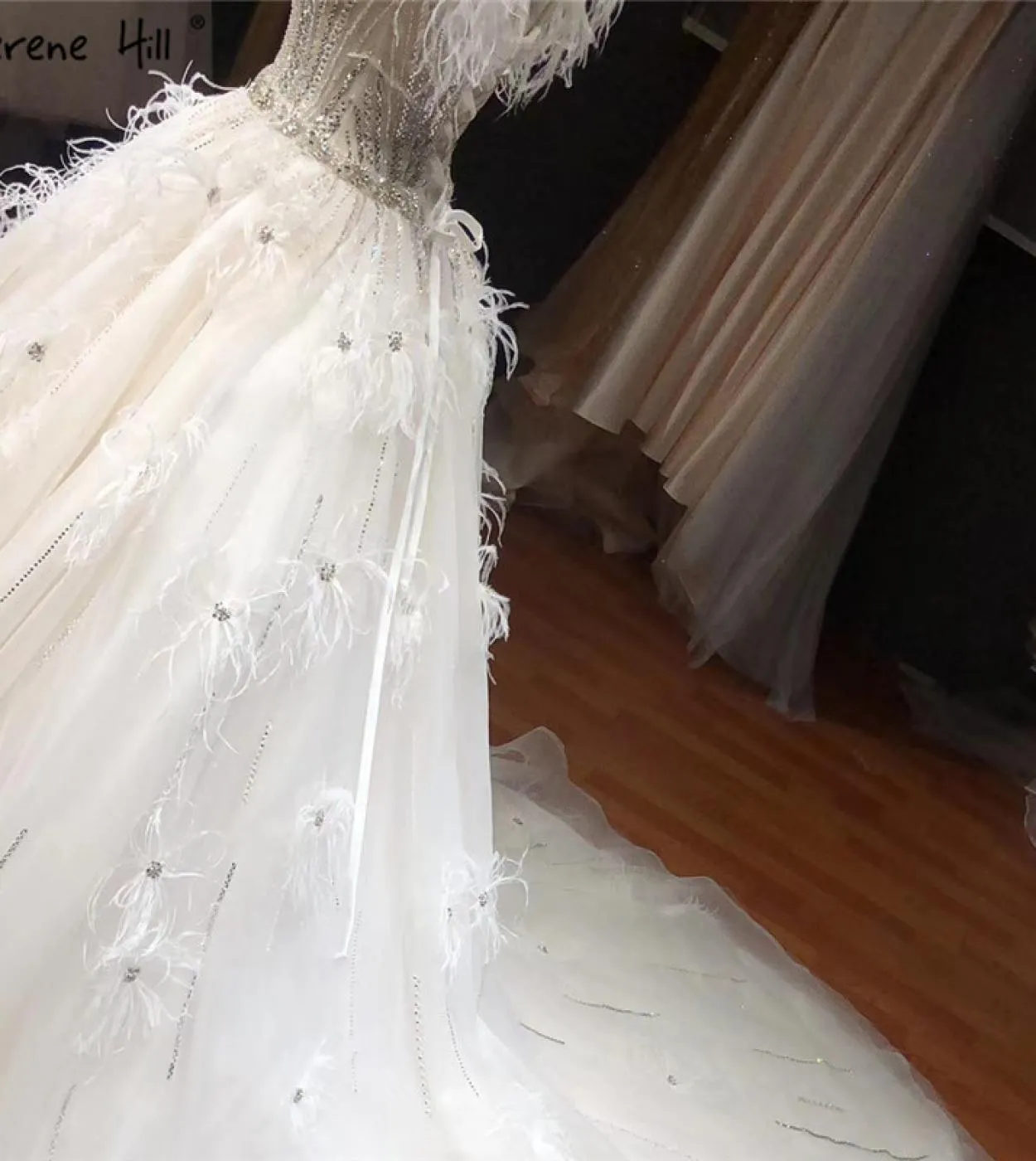 Abiti da sposa senza maniche in cristallo con piume bianche senza maniche Abiti da sposa di fascia alta di lusso senza maniche H