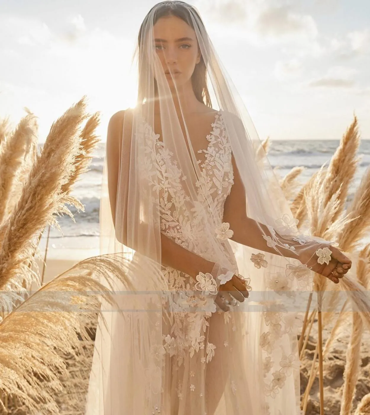 Splendidi abiti da sposa bohémien Applique in pizzo Abiti da sposa senza maniche con scollo a V profondo da donna Thin Beach Par